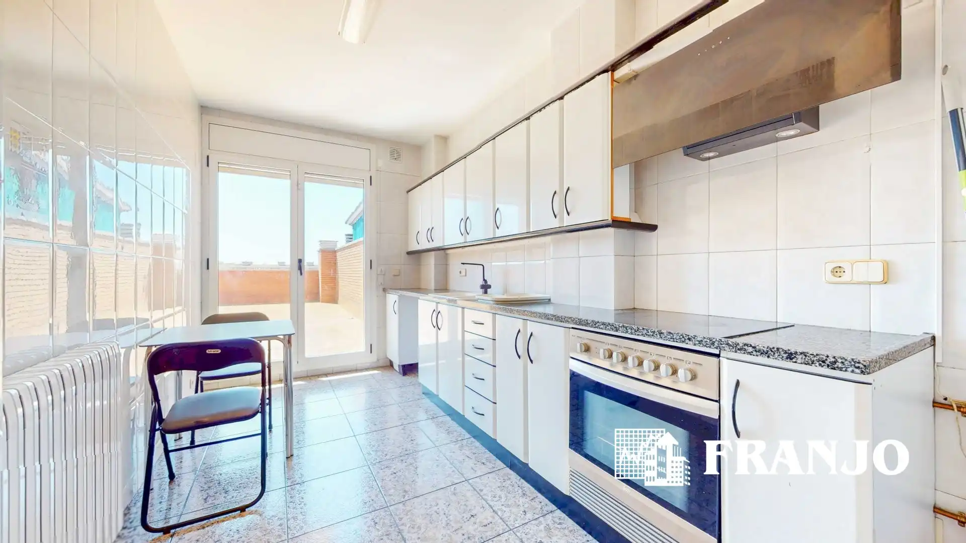 Küche von Einfamilien-Reihenhaus zum Verkauf in Barberà del Vallès mit Klimaanlage, Heizung und Terrasse