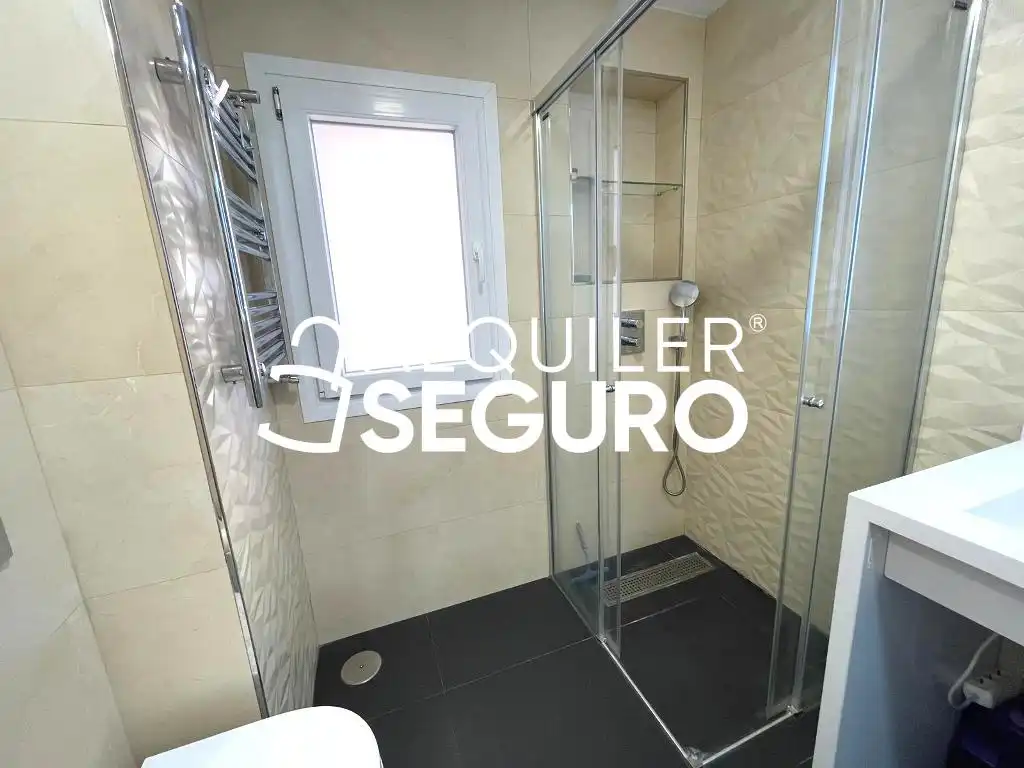 Bathroom of Flat for rent in Madrid  with Air Conditioner, Heating and Furnished