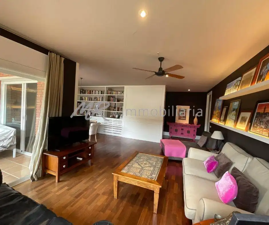Wohnzimmer von Dachboden zum Verkauf in Vallromanes mit Heizung, Terrasse und Abstellraum