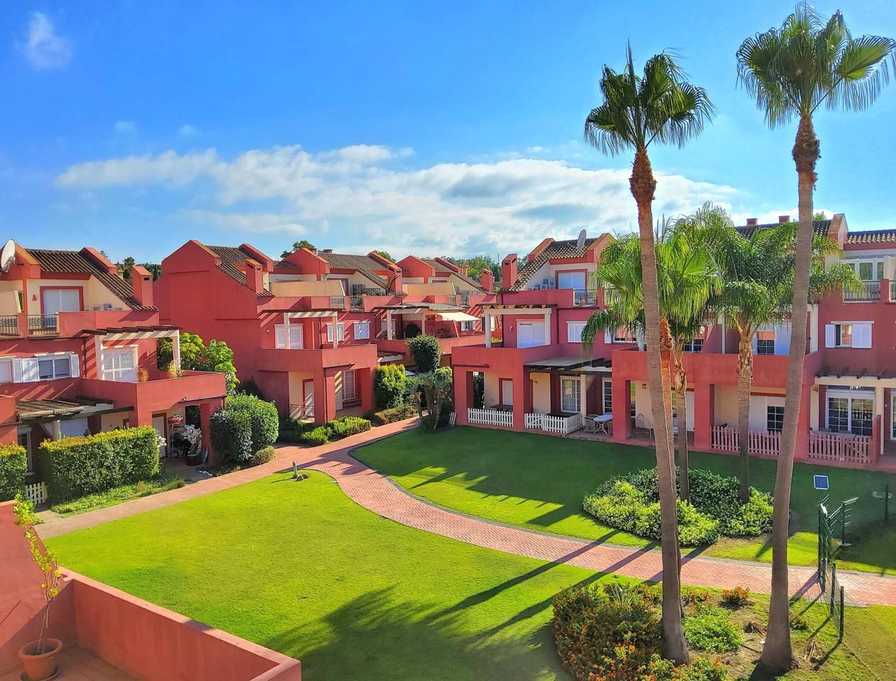 Vista exterior de Casa adosada en venda en Sotogrande amb Aire condicionat, Jardí privat i Terrassa