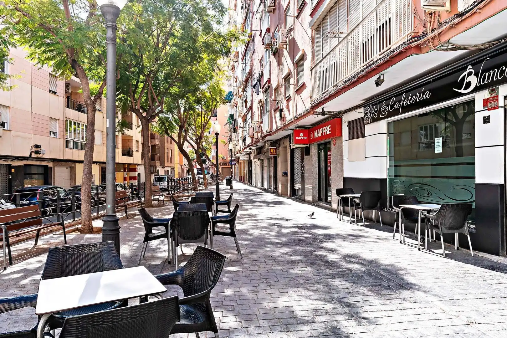 Vista exterior de Pis en venda en Almería amb Terrassa, Moblat i Balcó