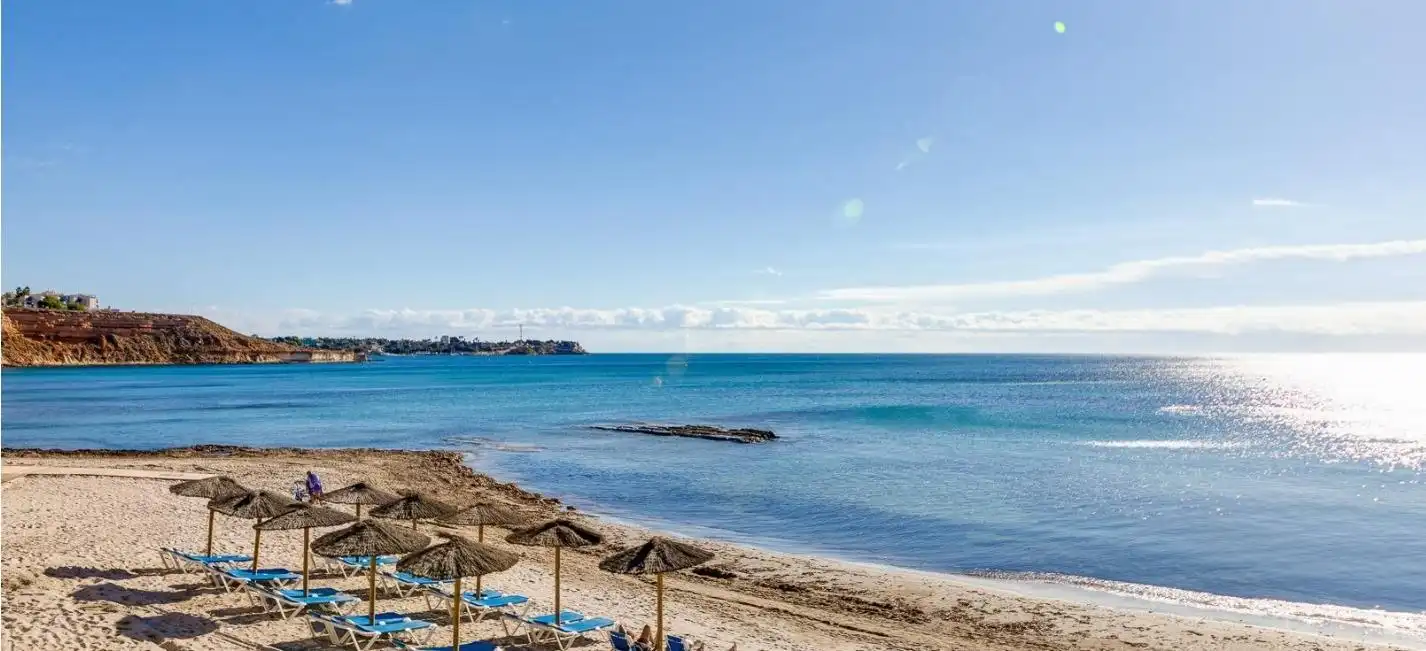 Außenansicht von Wohnungen zur Miete in Torrevieja mit Klimaanlage, Heizung und Privatgarten
