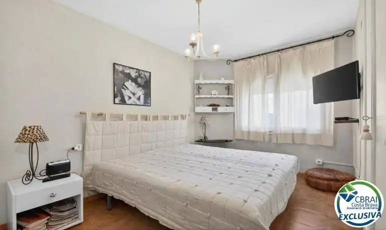 Habitación de Apartamento en venta en Empuriabrava con Aire acondicionado, Trastero y Piscina