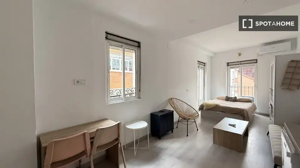 Dormitori de Estudi per a compartir en Madrid amb Aire condicionat, Terrassa i Moblat