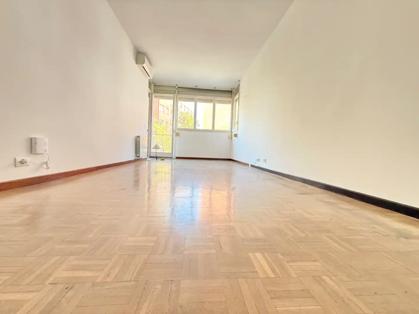 Living room of Flat for sale in Sant Just Desvern  with Air Conditioner, Heating and Parquet flooring