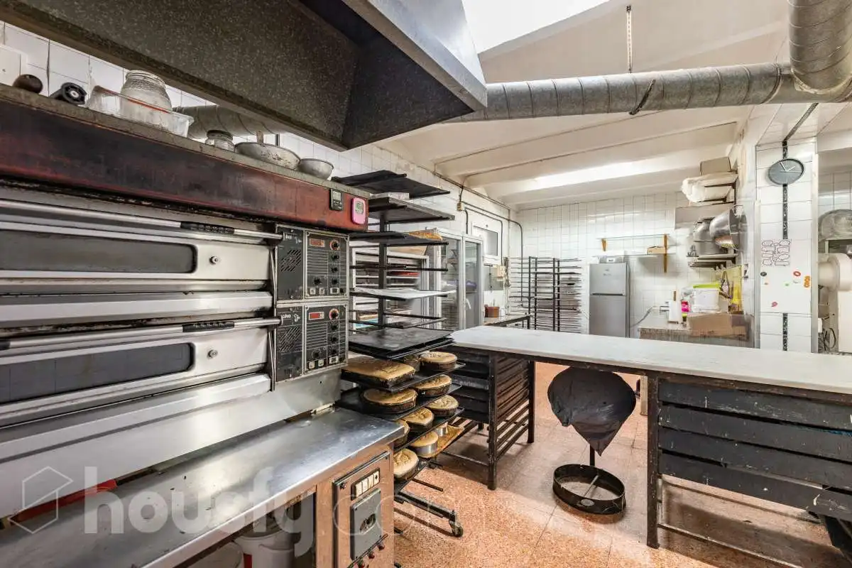 Commercial properties for sale in Barcelona  with Air Conditioner and Furnished