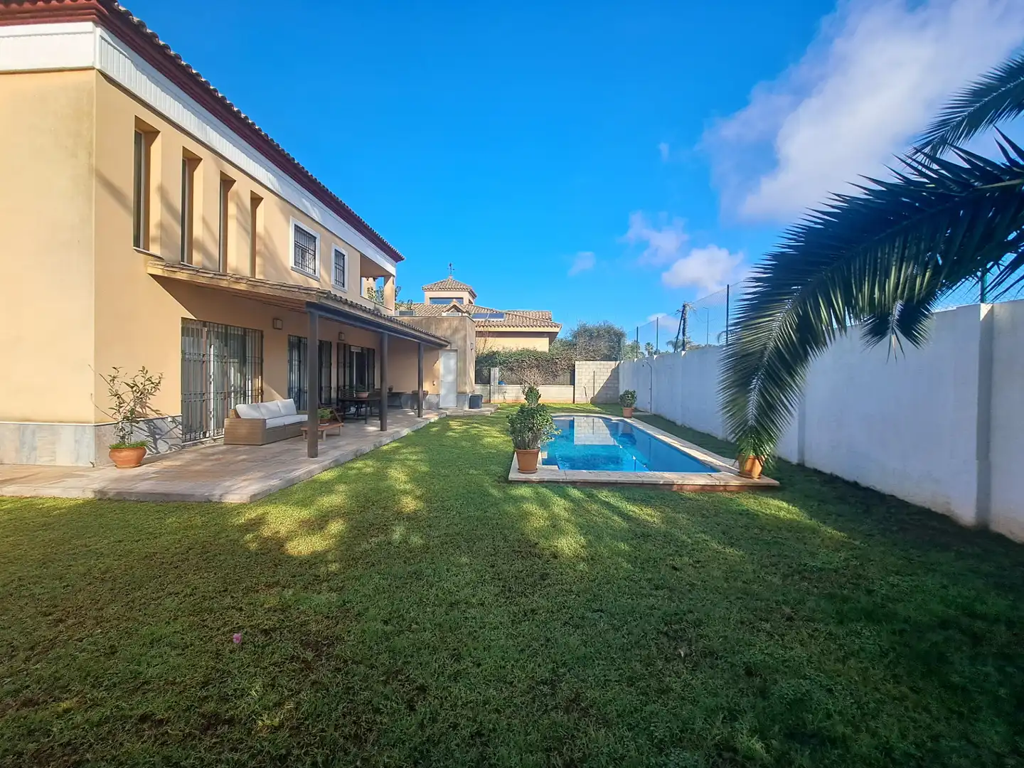 Vista exterior de Casa o xalet en venda en Dos Hermanas amb Aire condicionat, Jardí privat i Terrassa