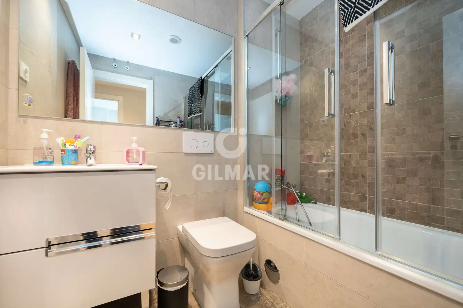 Bathroom of Flat for sale in Madrid  with Heating, Private garden and Storage room