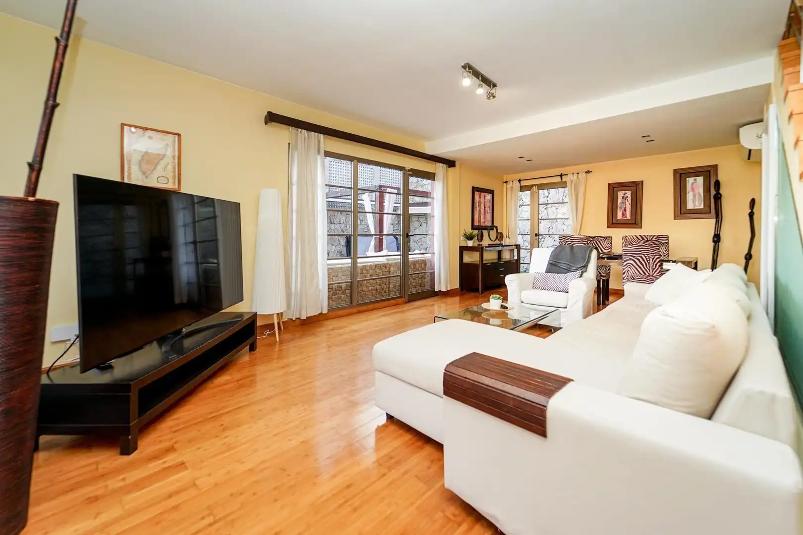 Sala d'estar de Casa o xalet en venda en Mogán amb Aire condicionat, Jardí privat i Terrassa