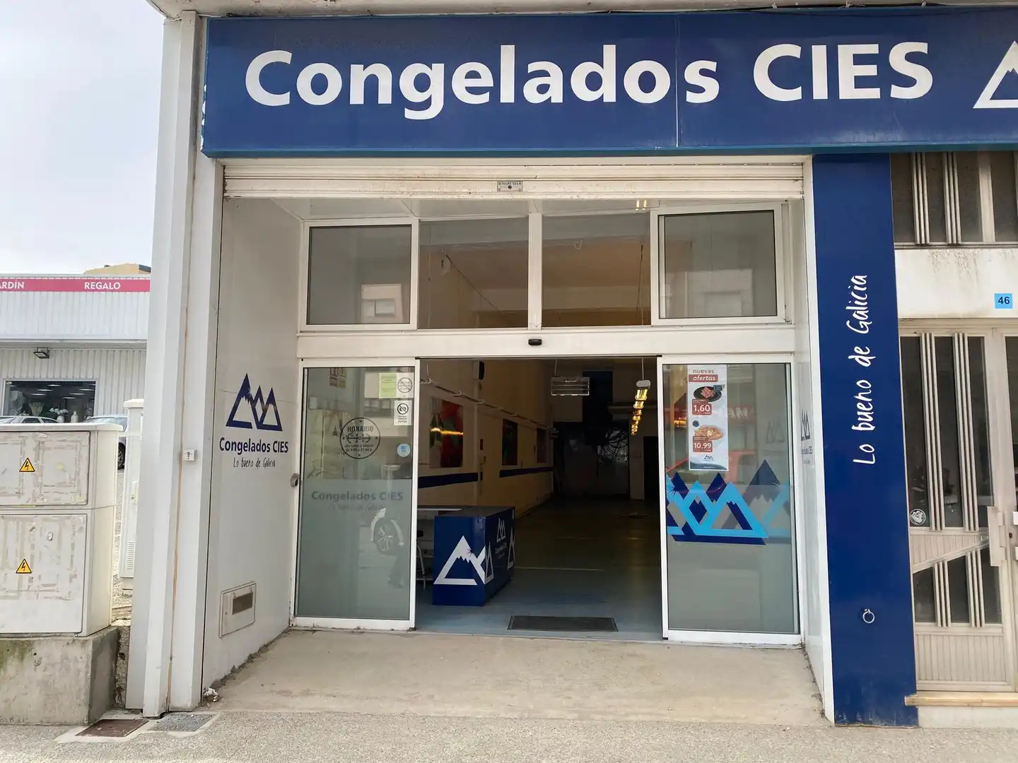 Locale commerciale in affitto a Avenida Álvaro Cunqueiro 44