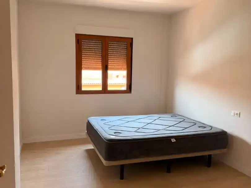 Dormitori de Dúplex de lloguer en El Pinós / Pinoso amb Jardí privat, Parquet i Moblat