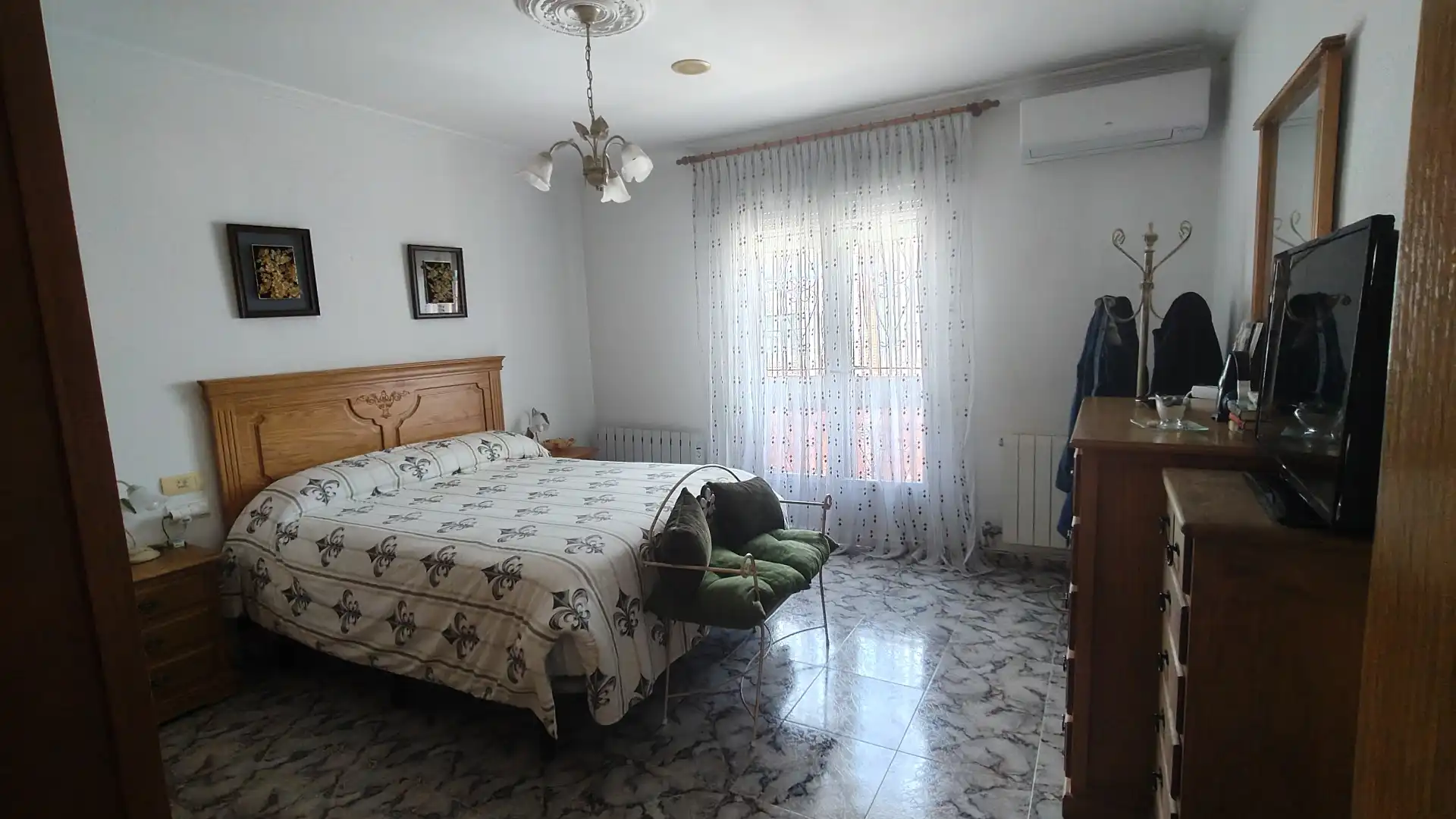 Dormitori de Casa o xalet en venda en Baza amb Moblat, Forn i Rentadora