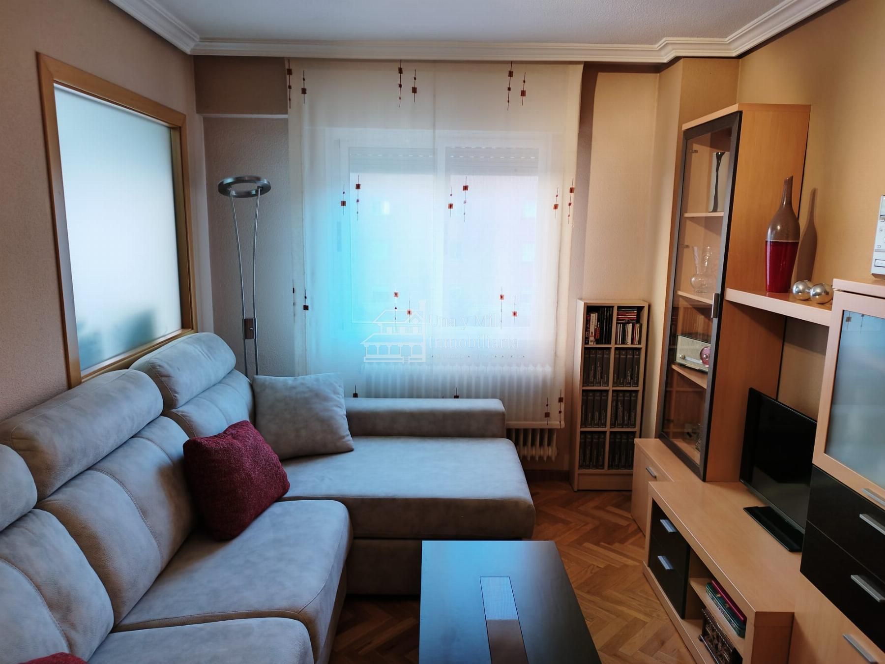 Living room of Flat for sale in Salamanca Capital  with Heating, Parquet flooring and Furnished