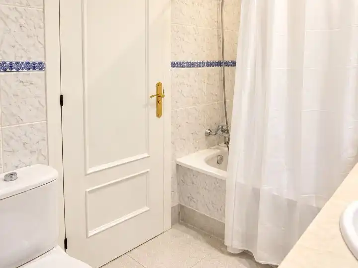 Bathroom of Flat for sale in Benalmádena  with Air Conditioner, Terrace and Swimming Pool