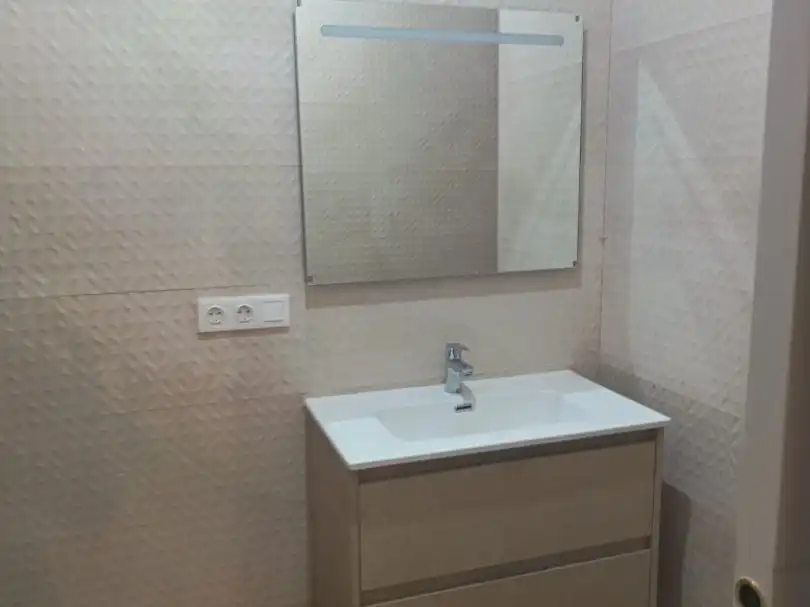 Bany de Apartament de lloguer en Córdoba amb Aire condicionat, Calefacció i Moblat