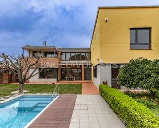 Vista exterior de Casa o xalet en venda en Sant Cugat del Vallès amb Aire condicionat, Calefacció i Jardí privat