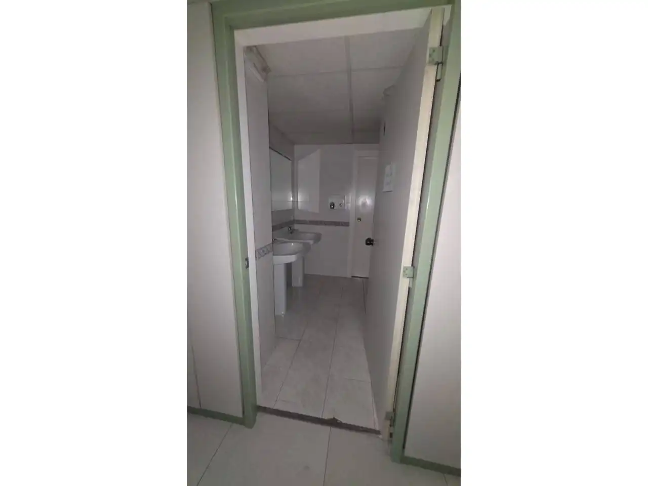 Baño de Oficina de alquiler en Terrassa con Aire acondicionado