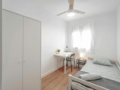 Bedroom of Flat to share in  Madrid Capital  with Heating, Washing machine and Internet