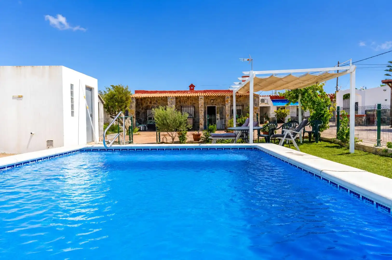 Piscina de Casa o xalet en venda en Chiclana de la Frontera amb Aire condicionat, Jardí privat i Terrassa