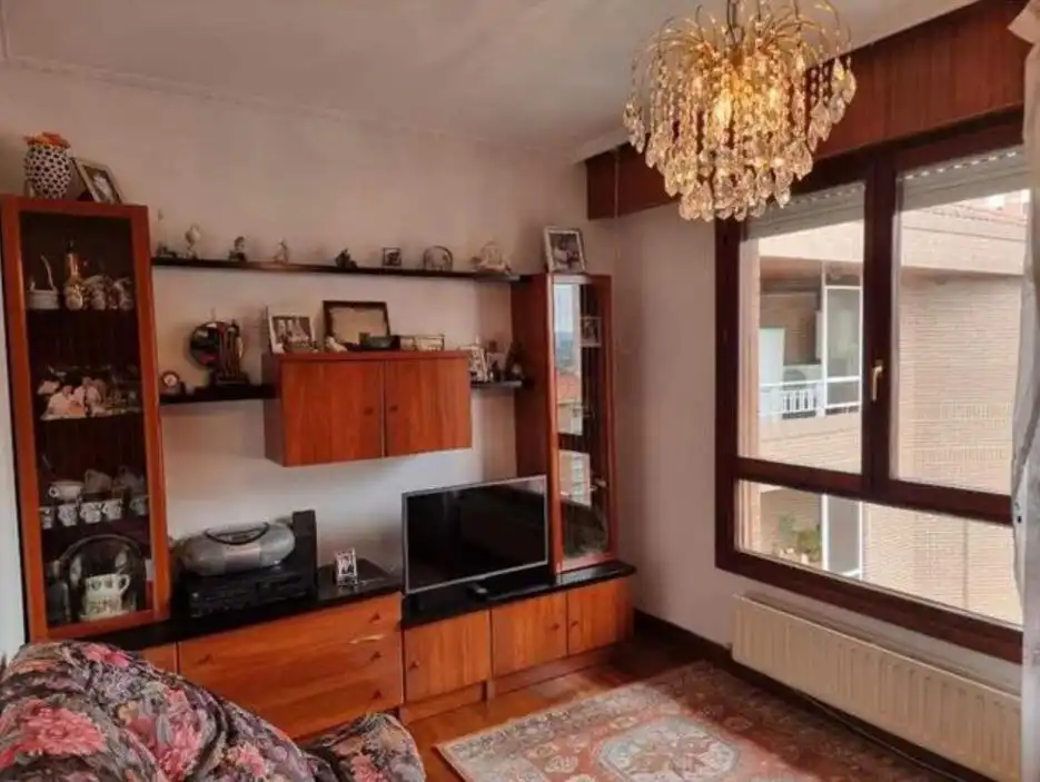 Sala de estar de Piso en venta en Basauri  con Calefacción, Trastero y Amueblado