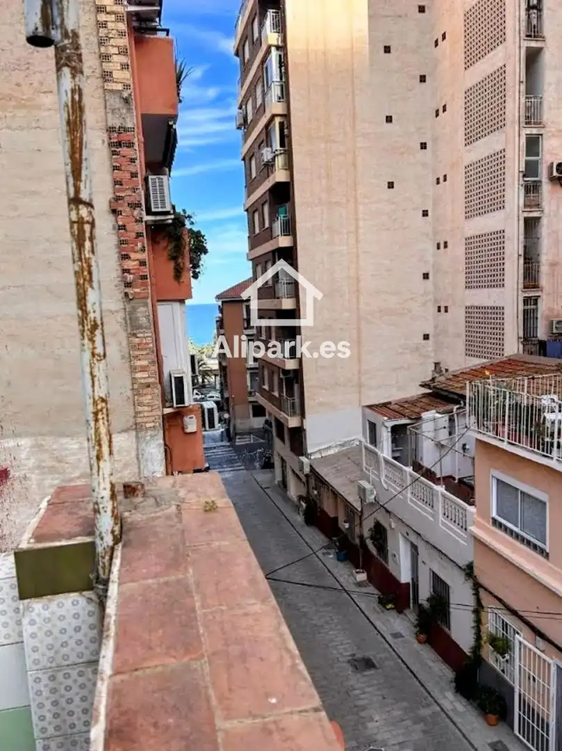 Vista exterior de Edifici en venda en Alicante / Alacant