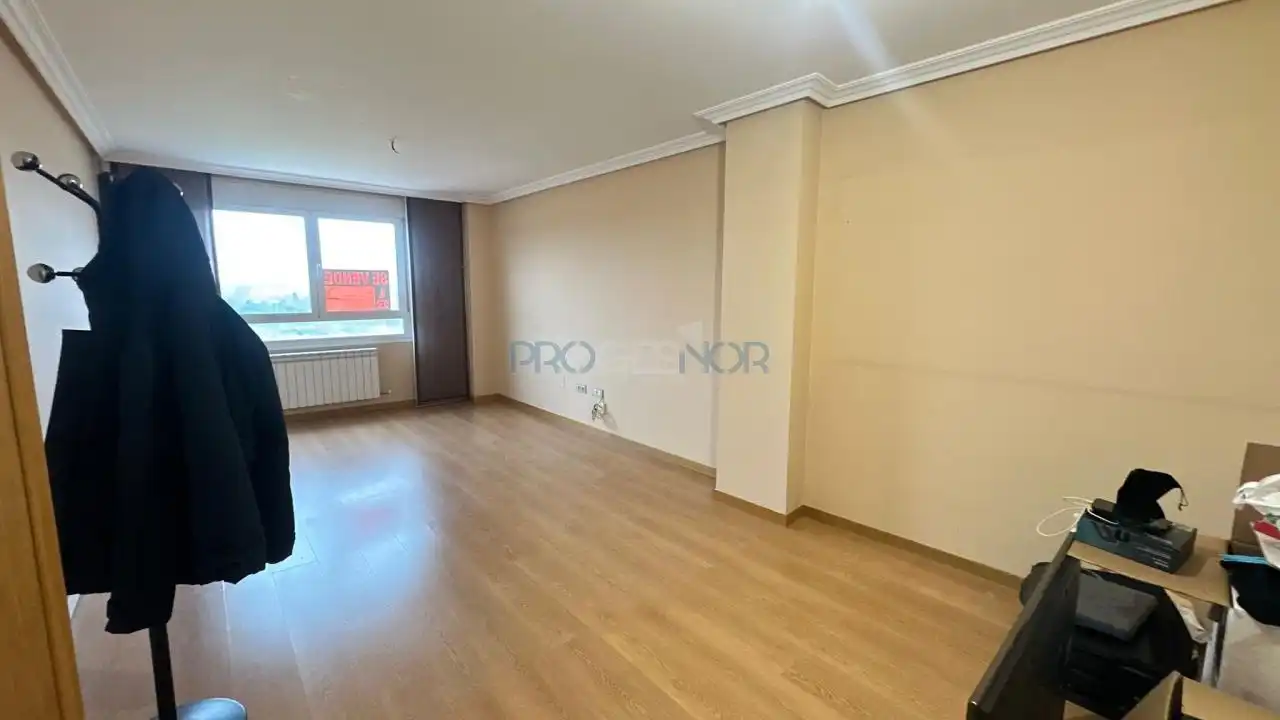 Sala d'estar de Pis en venda en León Capital  amb Calefacció, Parquet i Traster