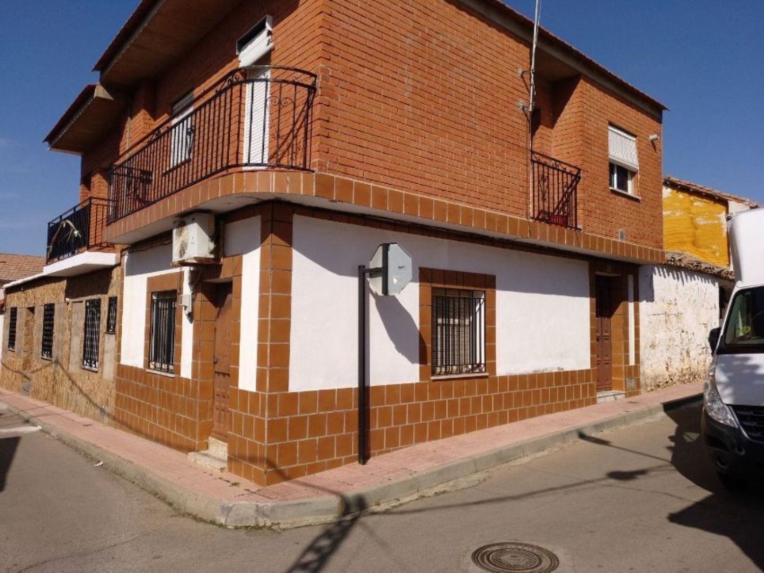 Vista exterior de Casa adosada en venda en Porzuna amb Calefacció