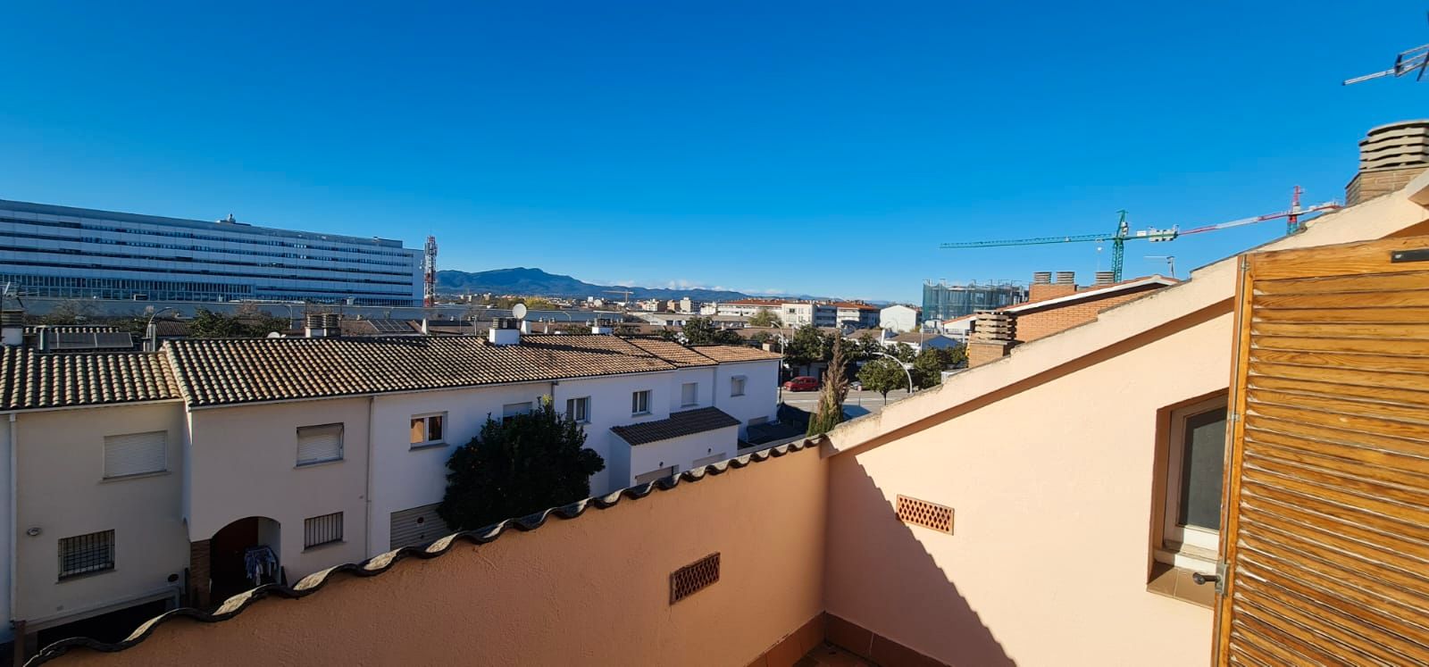 Vista exterior de Casa adosada en venda en Girona Capital amb Calefacció, Jardí privat i Terrassa
