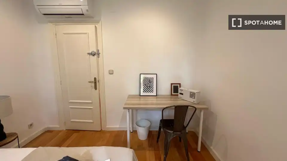 Bedroom of Flat for rent in Madrid  with Air Conditioner, Heating and Furnished