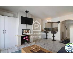 Sala d'estar de Apartament en venda en Empuriabrava amb Aire condicionat, Calefacció i Moblat