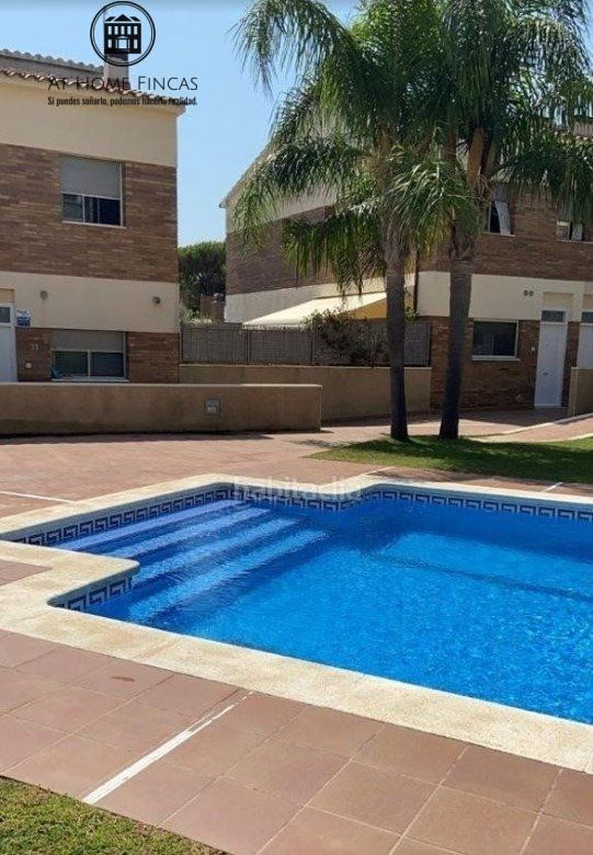 Swimming pool of Single-family semi-detached for sale in El Vendrell  with Air Conditioner, Heating and Private garden