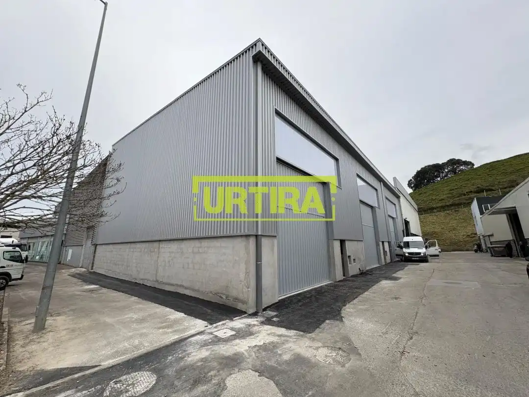 Vista exterior de Nave industrial en venta en Zarautz