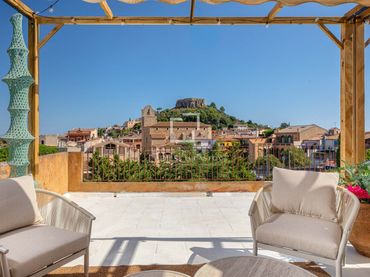 Detached house with balcony for sale in Begur pueblo