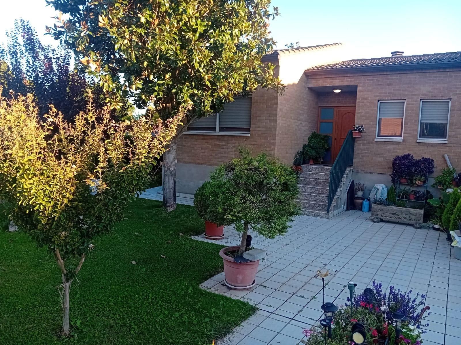 Jardí de Casa o xalet en venda en Alguaire amb Calefacció, Jardí privat i Terrassa