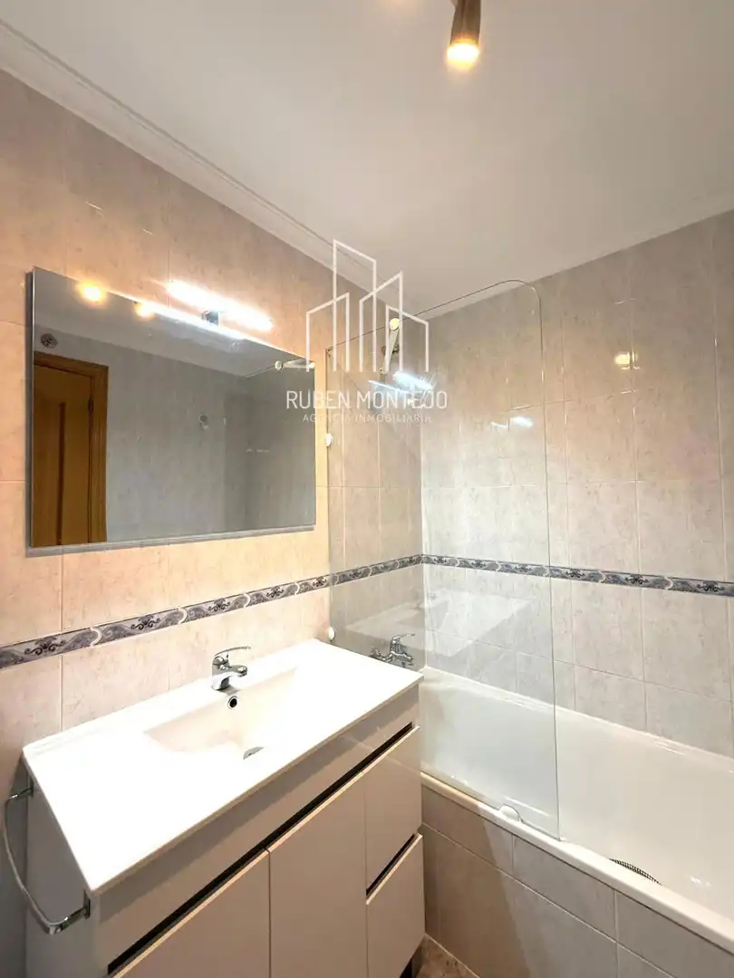 Bathroom of Flat for rent in Salamanca  with Heating, Parquet flooring and Terrace