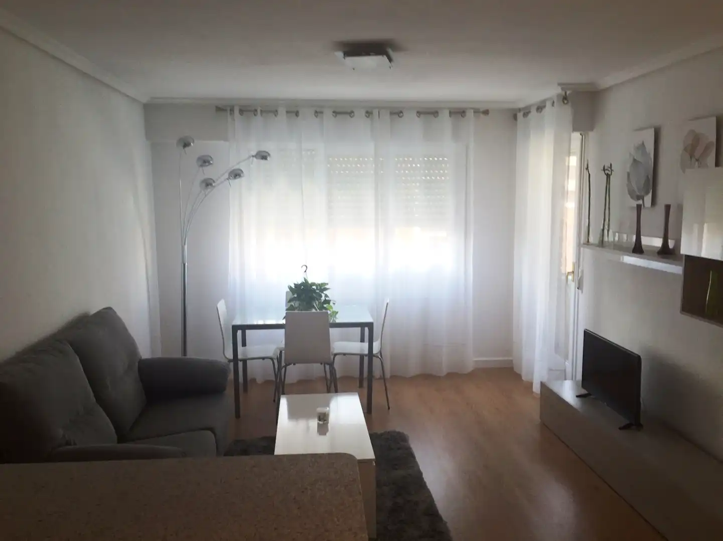 Sala d'estar de Pis de lloguer en  Pamplona / Iruña amb Calefacció, Parquet i Moblat