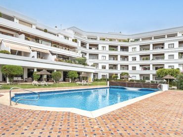 Flat with pool to rent in Calle Londres