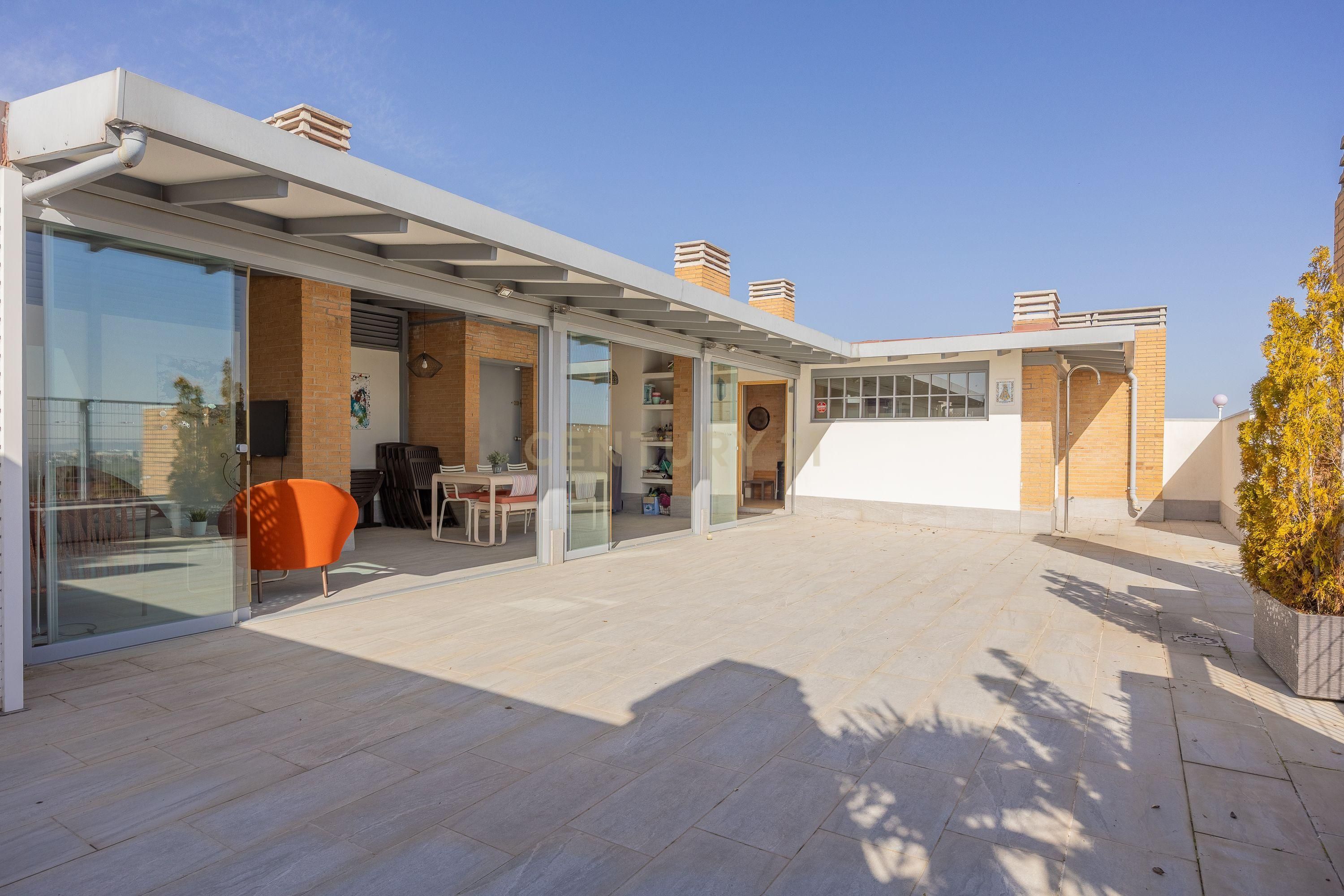 Terrassa de Apartament en venda en  Madrid Capital amb Piscina