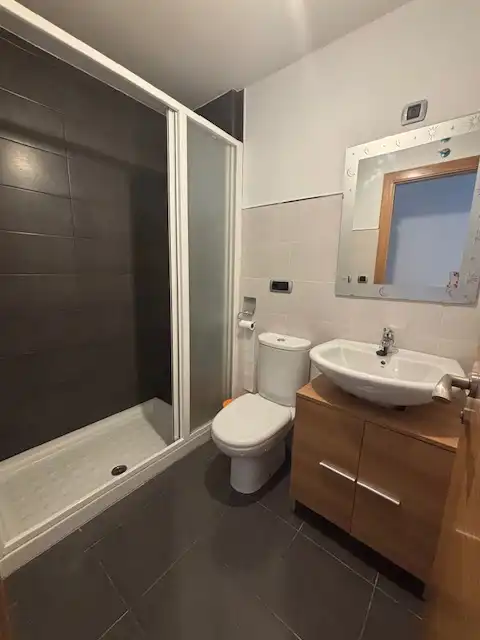 Baño de Apartamento de alquiler en Narón con Calefacción, Parquet y Trastero