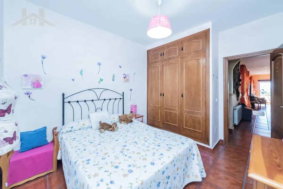Dormitori de Casa o xalet en venda en Sevilla la Nueva amb Calefacció, Jardí privat i Piscina