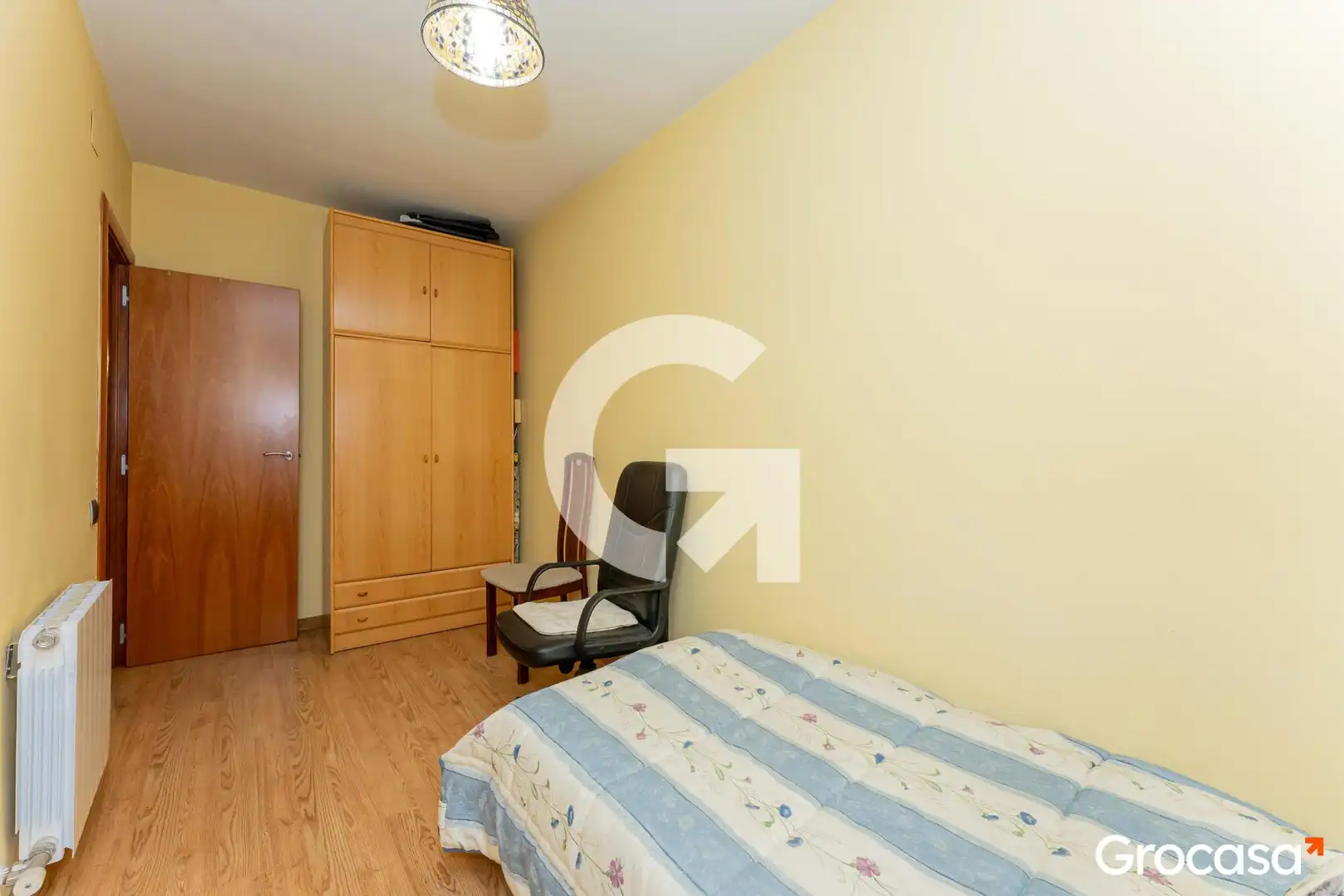 Habitación de Casa adosada en venta en Cornellà de Llobregat con Aire acondicionado, Calefacción y Trastero