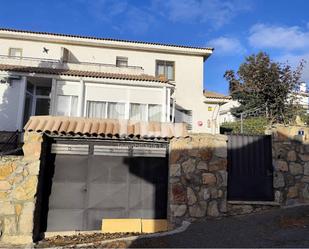 Exterior view of House or chalet for sale in Navalperal de Pinares  with Heating, Private garden and Terrace