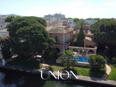 Villa con piscina in vendita a Requesens
