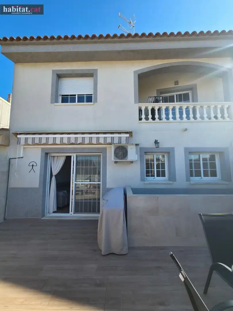 Vista exterior de Casa adosada en venta en Vilanova i la Geltrú con Aire acondicionado, Calefacción y Parquet