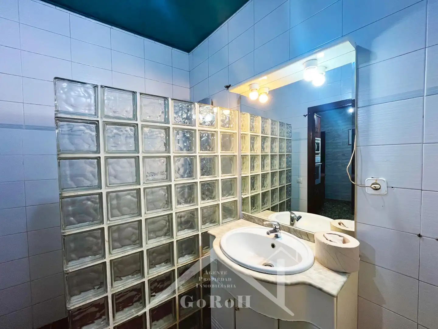 Baño de Casa adosada en venta en Almadén de la Plata con Aire acondicionado, Terraza y Trastero