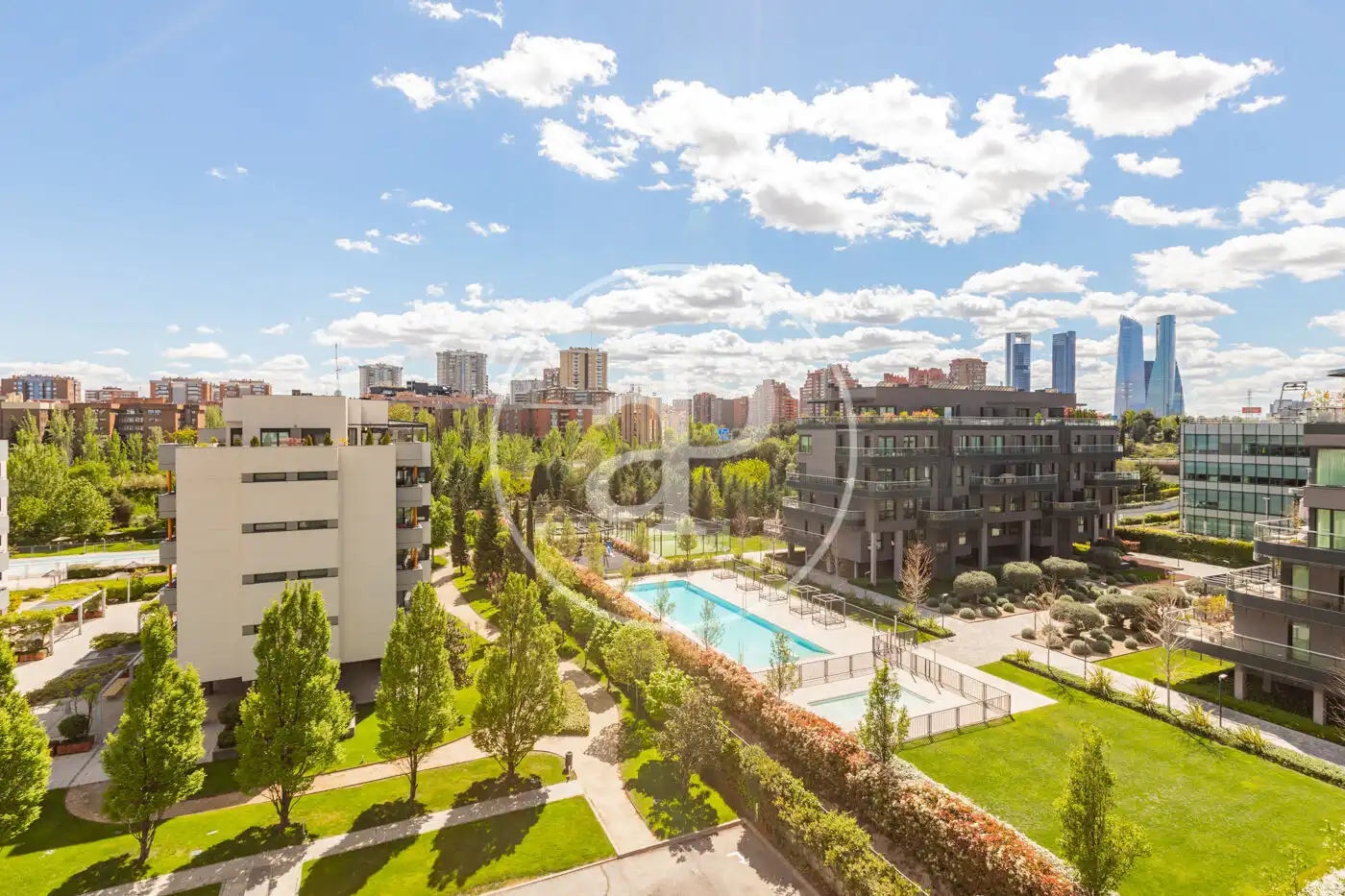 Vista exterior de Piso en venta en  Madrid Capital con Aire acondicionado, Calefacción y Jardín privado