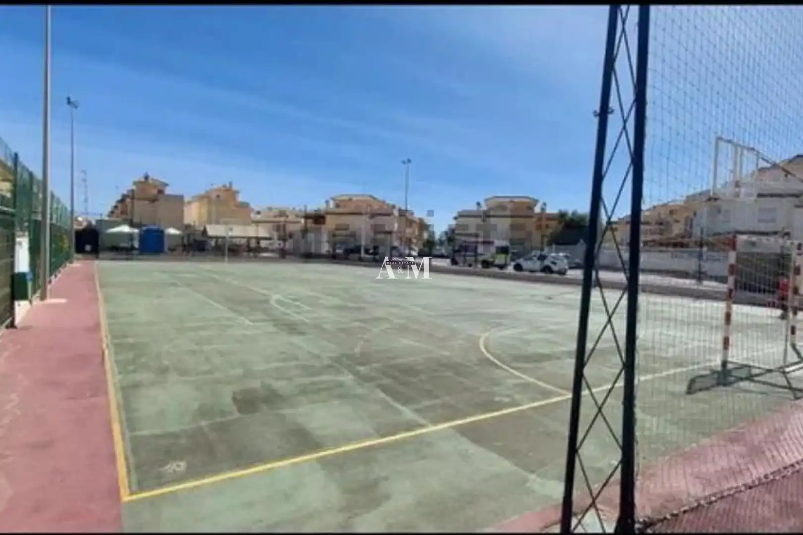 Parkplatz von Einfamilien-Reihenhaus zur Miete in Santa Pola mit Klimaanlage, Heizung und Privatgarten