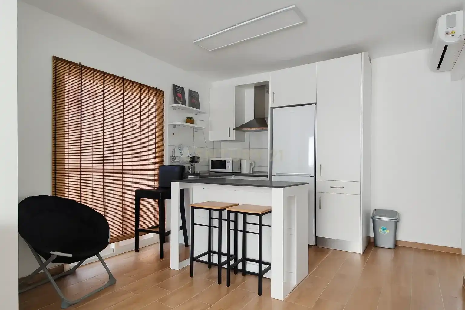 Cocina de Apartamento de alquiler en Calpe / Calp con Aire acondicionado, Lavadora y Microondas