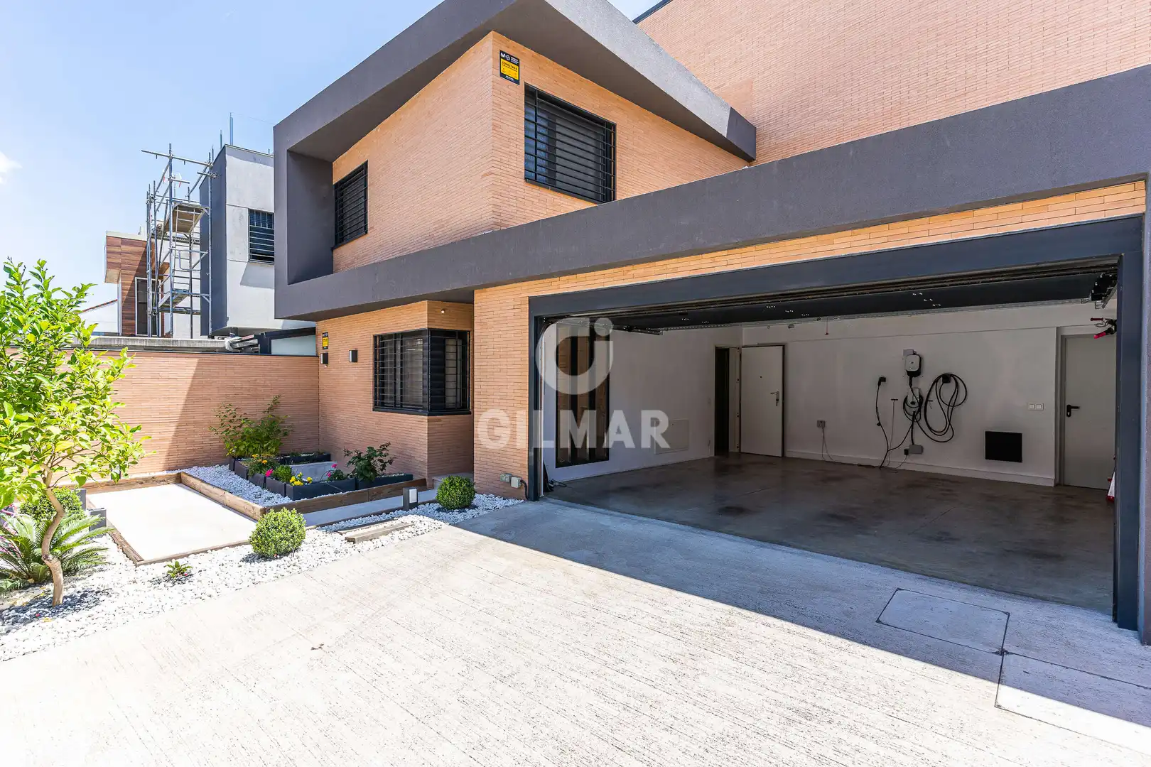 Vista exterior de Casa o xalet en venda en Parla amb Calefacció, Jardí privat i Piscina