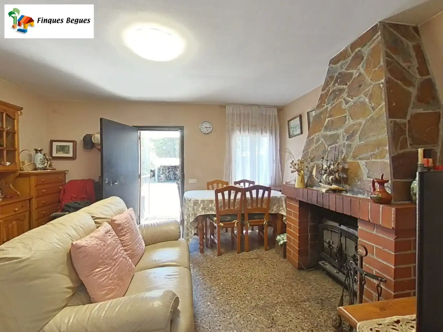 Sala d'estar de Finca rústica en venda en Begues amb Calefacció, Jardí privat i Moblat